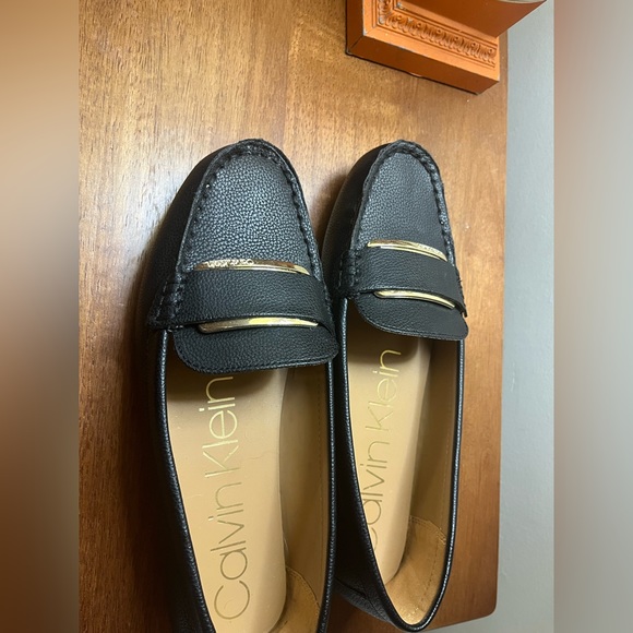 Calvin Klein black and gold loafer flats. Sz 8.5 Medium - Picture 5 of 9